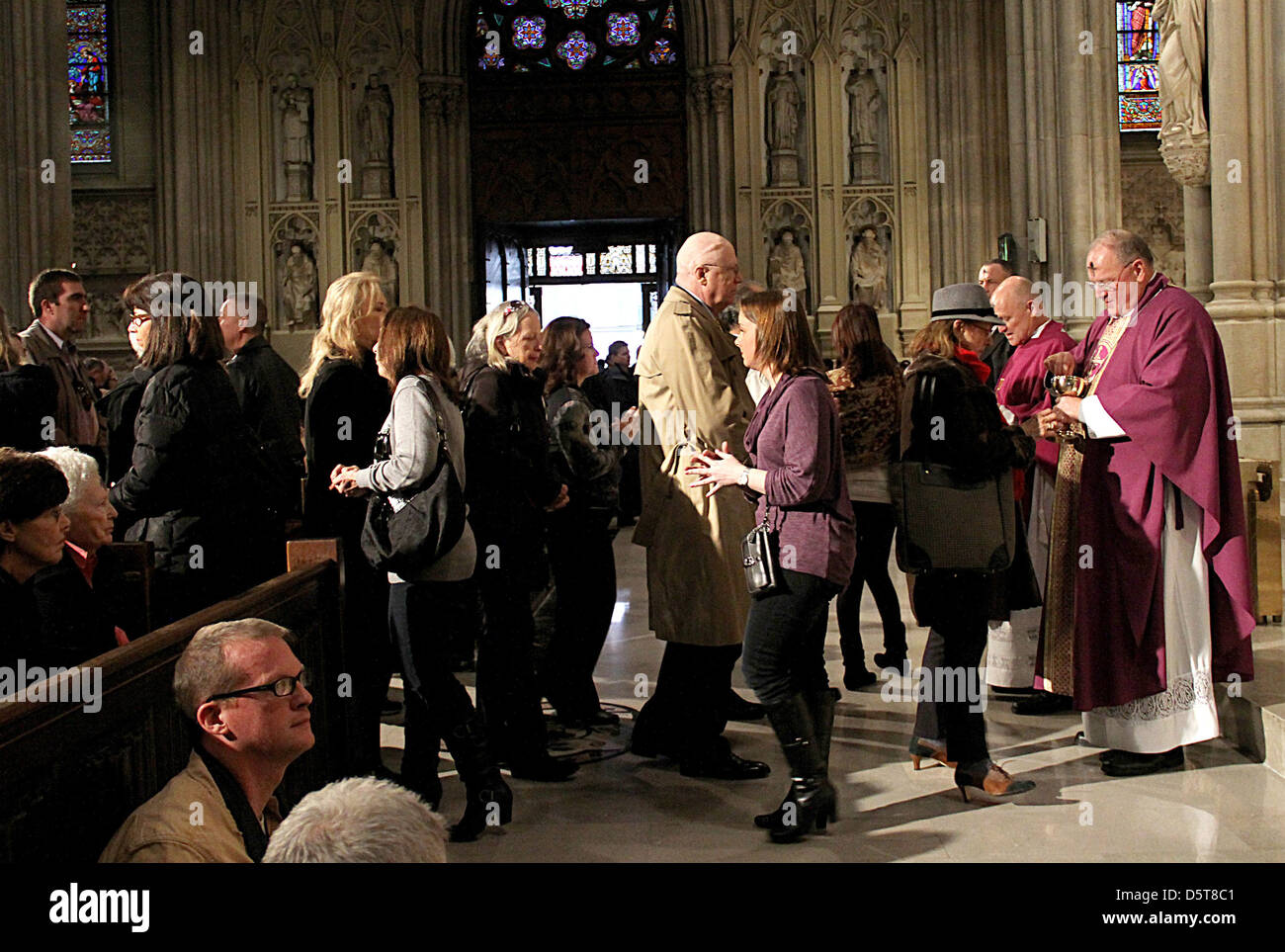 Le Cardinal Timothy Dolan nouvellement élu mène une cérémonie mercredi des cendres de la cathédrale Saint-Patrick de New York, USA - 22.02.12 Banque D'Images