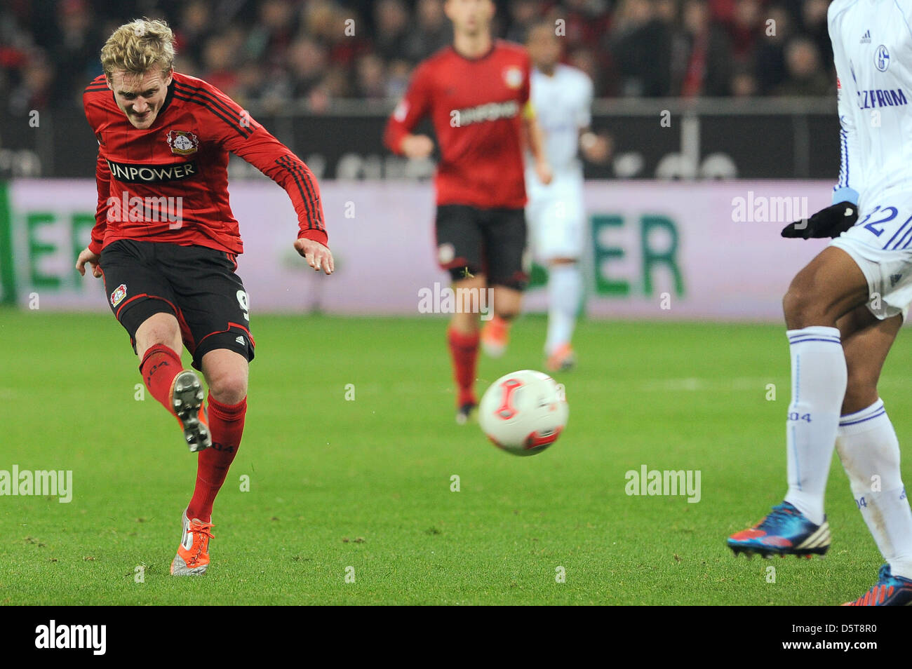 André Schuerrle de Leverkusen marque le 1-0 au cours de la Bundesliga match entre Bayer Leverkusen et le FC Schalke 04 à 04 Bay-Arena à Leverkusen, Allemagne, 17 novembre 2012. Photo : Frederic Scheidemann Banque D'Images