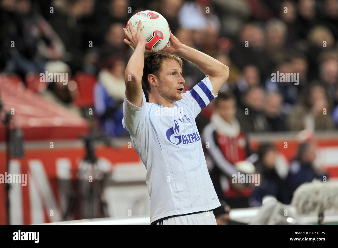 Schalke Benedikt Hoewedes, bénéficiera de l'introduction au cours de la Bundesliga match entre Bayer Leverkusen et le FC Schalke 04 à 04 Bay-Arena à Leverkusen, Allemagne, 17 novembre 2012. Photo : Frederic Scheidemann Banque D'Images