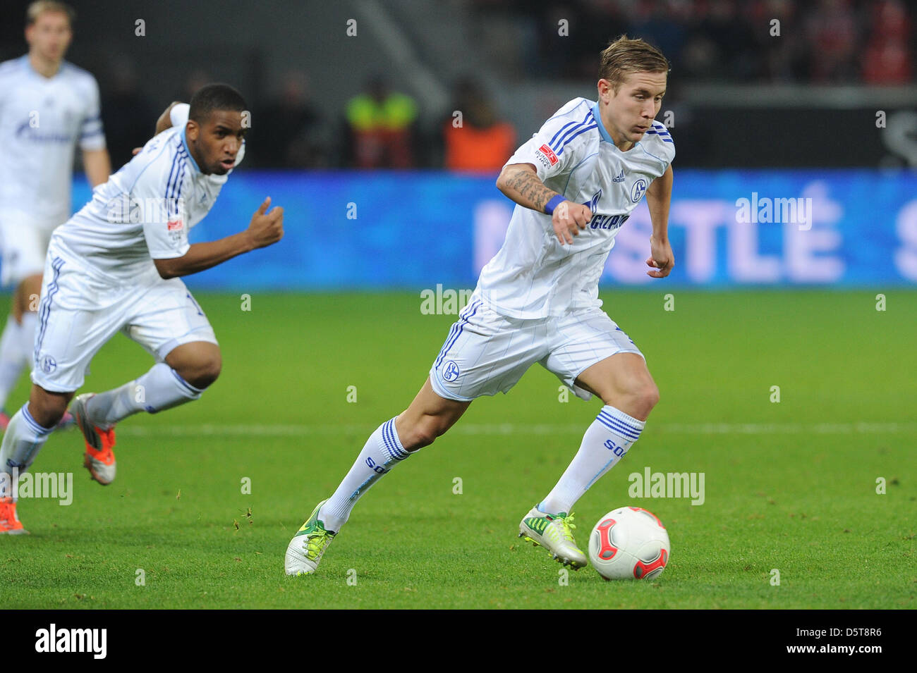 Le Schalke Lewis Holtby (R) passe le ballon au cours de la Bundesliga match entre Bayer Leverkusen et le FC Schalke 04 à 04 Bay-Arena à Leverkusen, Allemagne, 17 novembre 2012. Photo : Frederic Scheidemann Banque D'Images