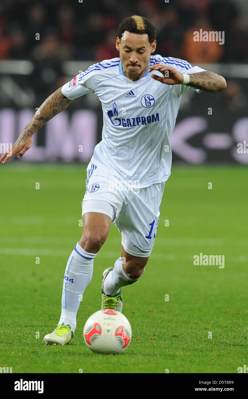 Jermaine Jones du Schalke passe le ballon au cours de la Bundesliga match entre Bayer Leverkusen et le FC Schalke 04 à 04 Bay-Arena à Leverkusen, Allemagne, 17 novembre 2012. Photo : Frederic Scheidemann Banque D'Images