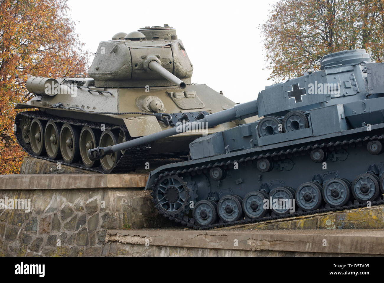 L'allemand et le russe T-34 réservoirs, vallée de la mort, Warszawa passent près de Svidnik, la Slovaquie. Banque D'Images