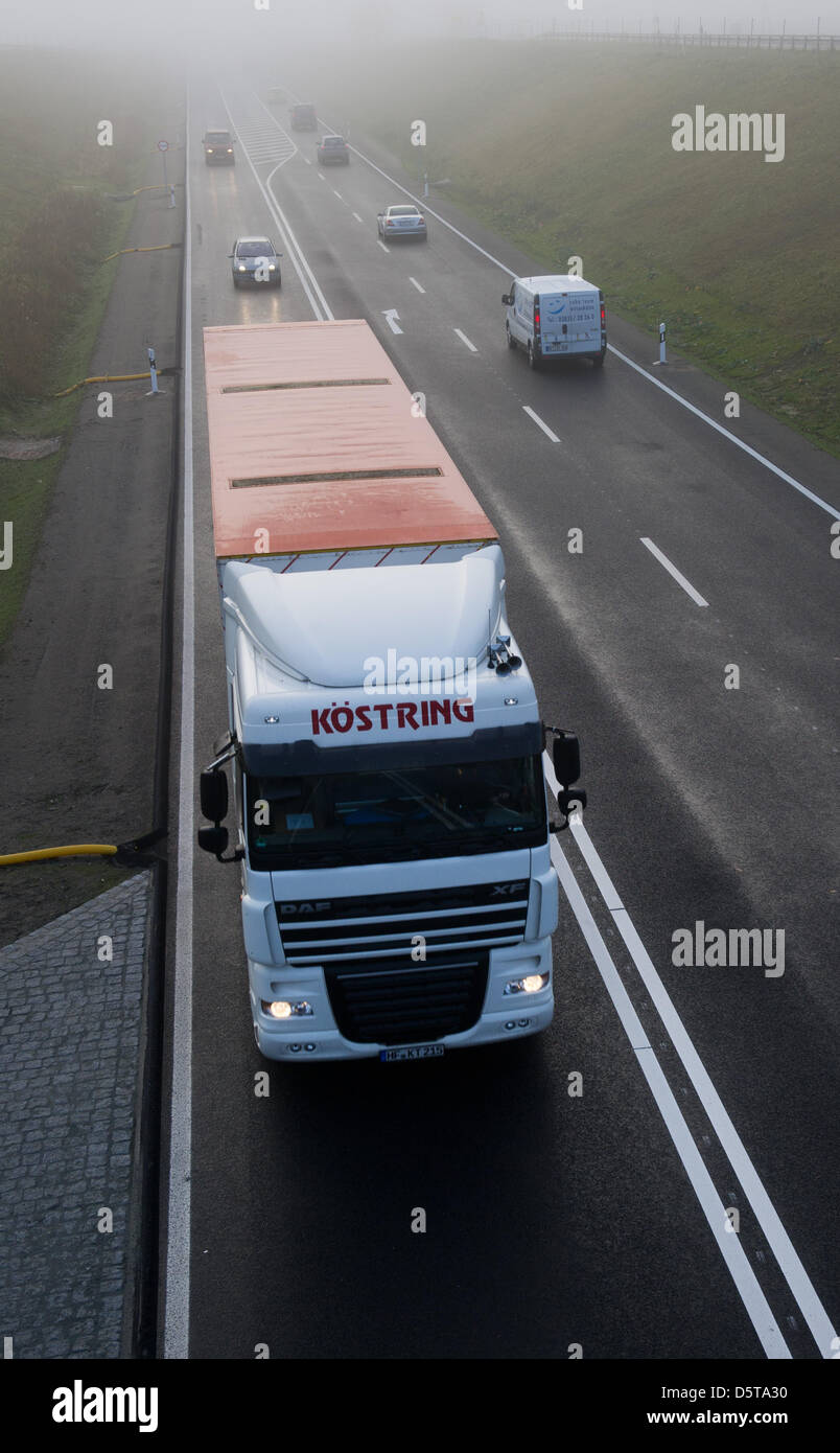 Les véhicules sont représentés sur la nouvelle rue rapide B96n sur l'île de Rugia en Scharpitz, Allemagne, 19 novembre 2012. Dix-sept mois après le début des travaux de construction, le premier le trafic passe la nouvelle rue entre Rugia bridge et Scharpitz. La construction a été une question controversée parmi les environnementalistes. Photo : Stefan Sauer Banque D'Images