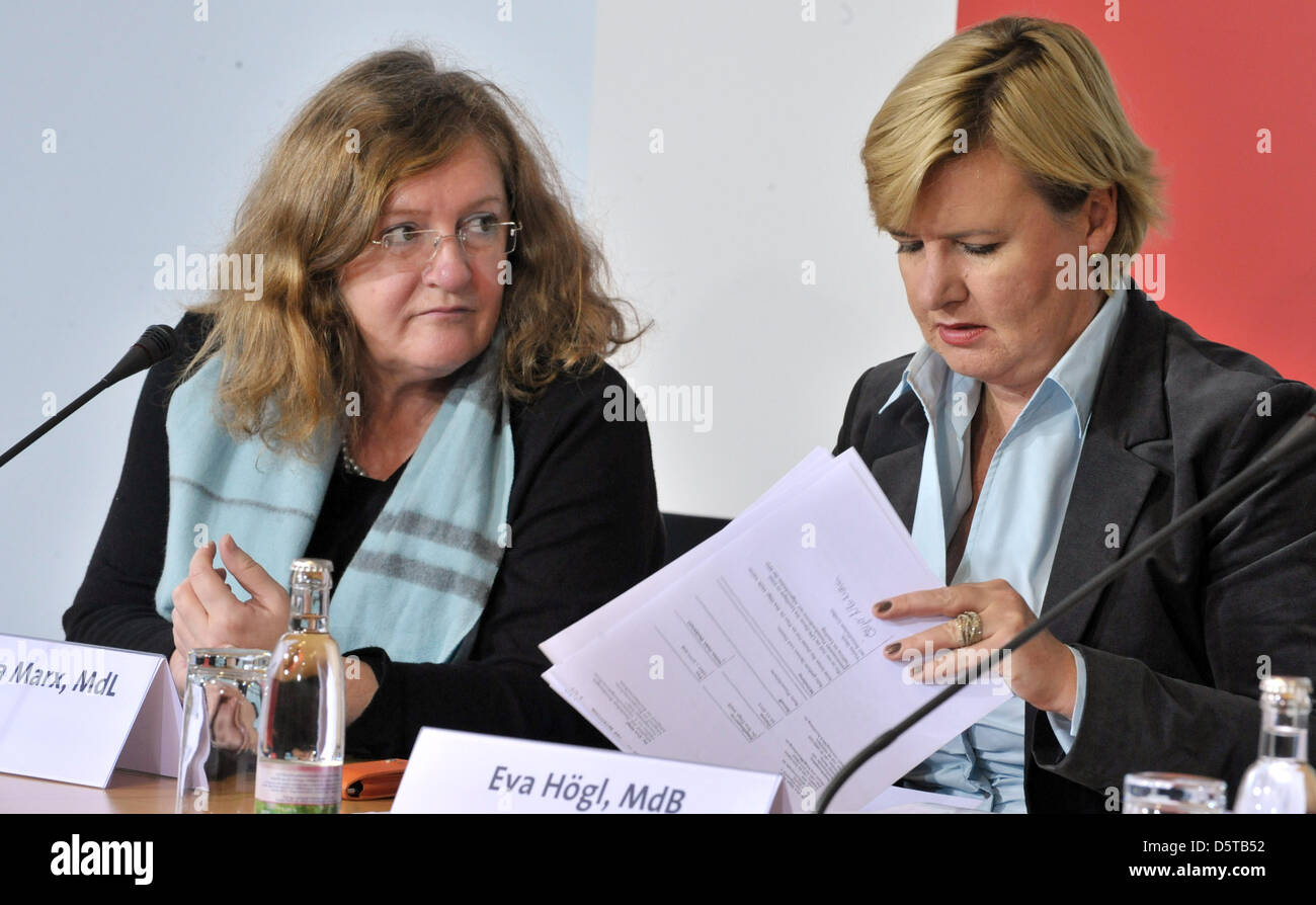 Les membres du parti SPD de l'uns de l'extrémisme de droite group comité d'enquête du Bundestag allemand et le Parlement de l'état de Thuringe, Eva Hoegl (R) et Dorothea Marx (L), assister à une conférence de presse à l'état le parlement à Erfurt, Allemagne, 20 novembre 2012. La conférence de presse ont présenté des conclusions sur les travaux du comité. Photo : MARTIN SCHUTT Banque D'Images