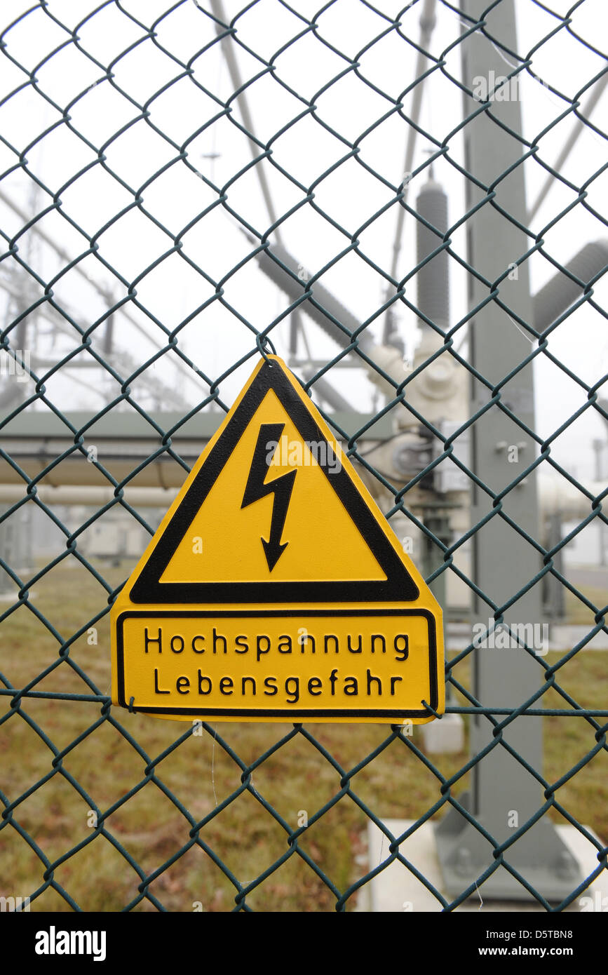Un écriteau 'ange' Haute Tension est accroché sur une clôture à une installation à haute tension haute tension d'une société de réseau Tennet à Dachau, Allemagne, 19 novembre 2012. Photo : Andreas Gebert Banque D'Images