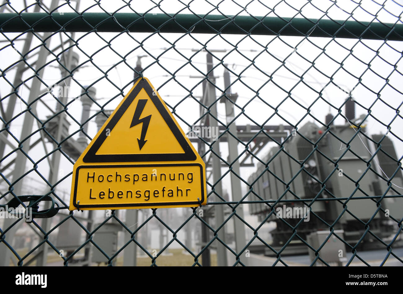 Un écriteau 'ange' Haute Tension est accroché sur une clôture à une installation à haute tension haute tension d'une société de réseau Tennet à Dachau, Allemagne, 19 novembre 2012. Photo : Andreas Gebert Banque D'Images