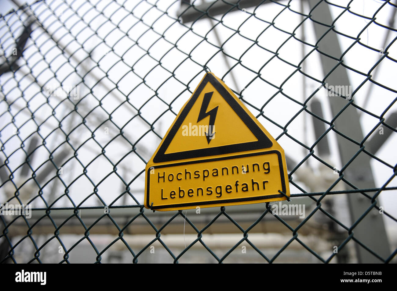 Un écriteau 'ange' Haute Tension est accroché sur une clôture à une installation à haute tension haute tension d'une société de réseau Tennet à Dachau, Allemagne, 19 novembre 2012. Photo : Andreas Gebert Banque D'Images