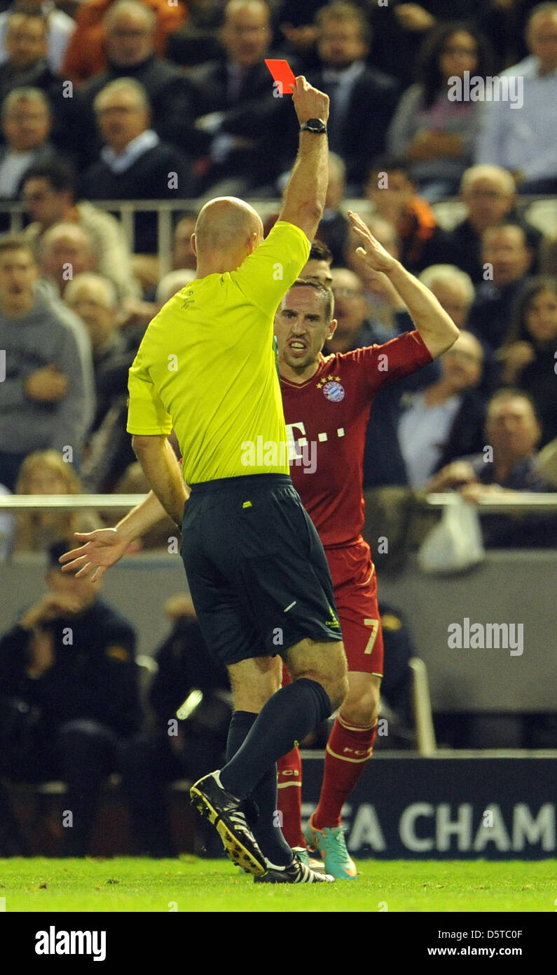 Arbitre Howard Webb montre un carton rouge à un joueur de Valence tandis  que Franck Ribery de Munich au cours de gestes la Ligue des Champions  Groupe F match de foot entre