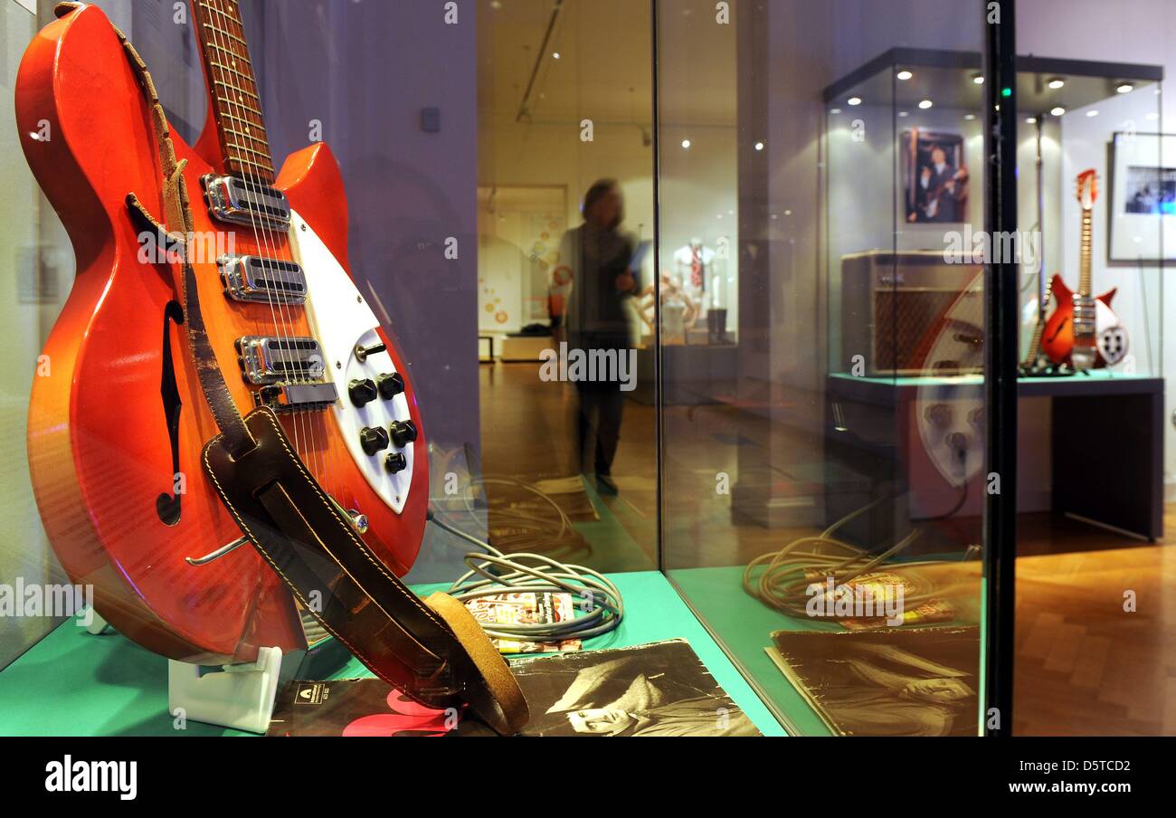 Guitares électriques d'origine de Pete Townsend (L, l'OMS) et John Lennon ('The Beatles') sont exposés au Musée de l'état de l'Art et l'histoire de l'Art à Oldenburg, Allemagne, 21 novembre 2012. La politique, la vie quotidienne et de la culture pop sont au centre de la nouvelle exposition spéciale 'Mini, Mae, Maofibel - les années 60 dans la République fédérale d' qui se déroule du 25 novembre 2012 au 03 mars 2 Banque D'Images