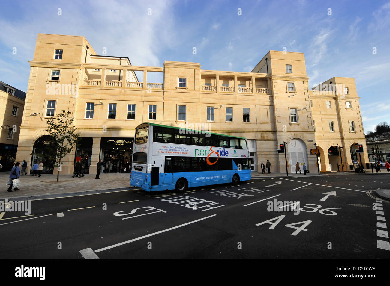 Vue générale de la Southgate Centre commercial avec un parc-o-bus bus dans Somerset Bath UK Banque D'Images