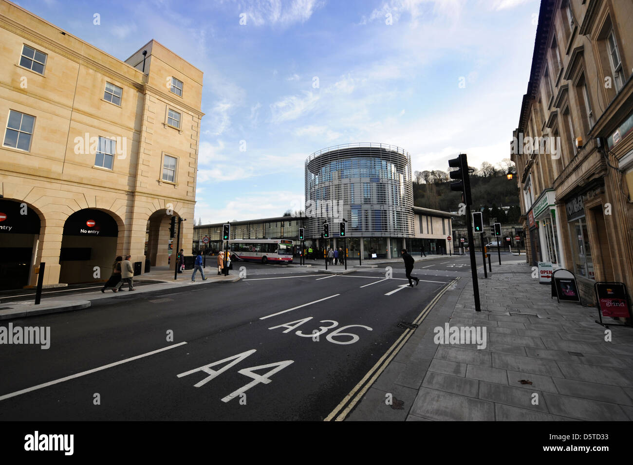 Vue générale du centre commercial Southgate (à gauche) et plaque tournante du transport à Bath Somerset UK Banque D'Images