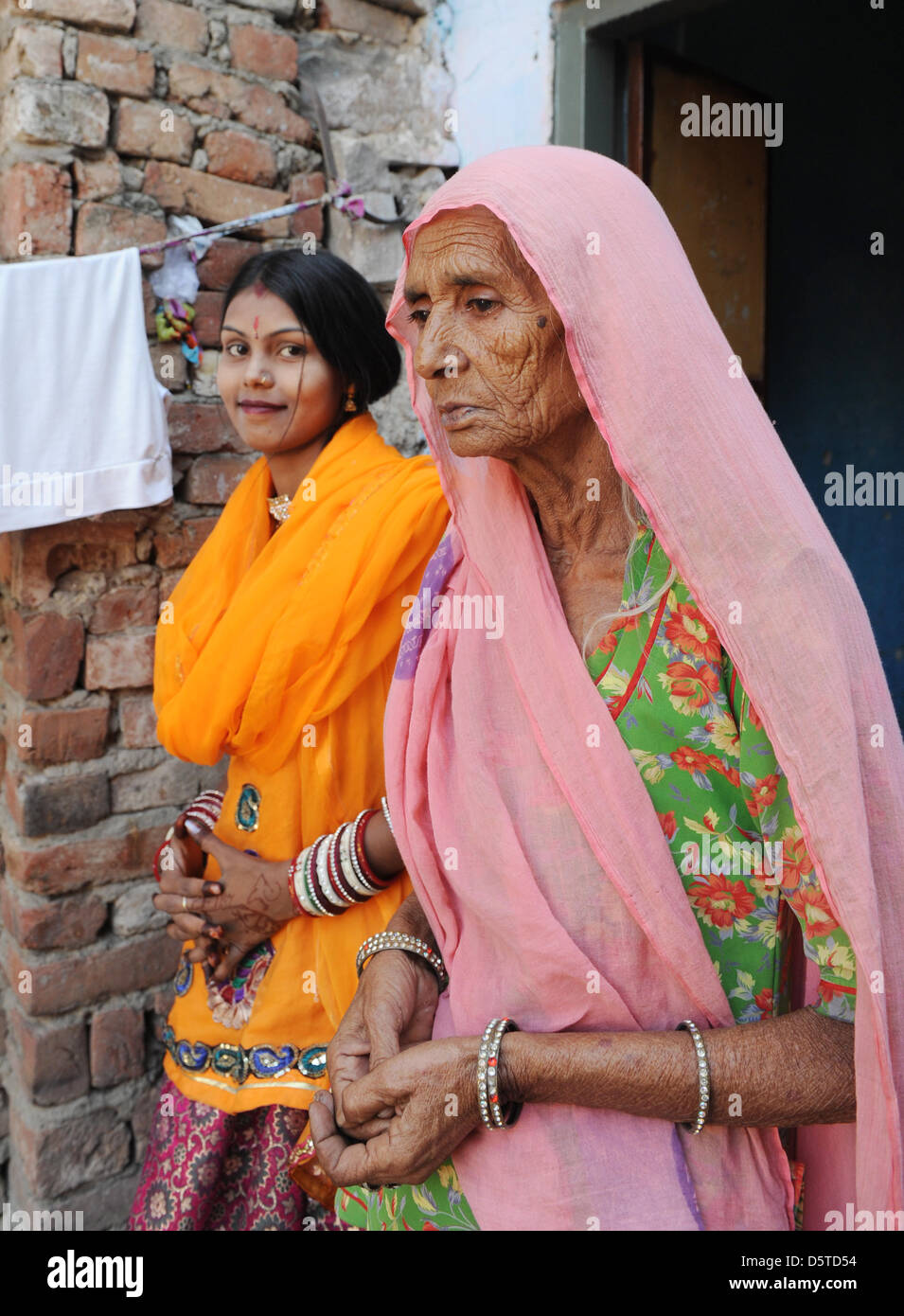 76-year-old Suraj Devi et sa fille Preenka sont illustrés dans la cour de leur maison dans un quartier pauvre de Jaipur, Inde, 15 novembre 2012. Suraj Devi ont reçu de l'argent du Village d'Enfants SOS de Jaipur pour un stand à l'appui de sa famille de trois enfants. En ce moment, les Villages d'Enfants SOS 99 cas de soutien des familles, des femmes, ou des enfants à l'extérieur de la Villa pour les enfants Banque D'Images