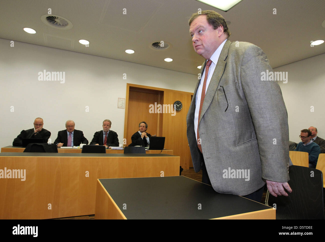 Max Strauss se rend à la barre des témoins au tribunal de district à Augsburg, Allemagne, 22 novembre 2012. Défendeur et l'ancien lobbyiste d'armes Karlheinz Schreiber (2-L) et ses avocats Jan Olaf Leisner (L-R) Frank Eckstein et Jens Bosbach s'asseoir à l'arrière. Photo : Karl Josef OPIM Banque D'Images