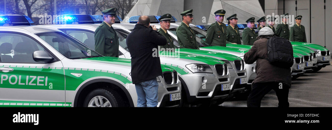 Les agents de police bavarois se tiennent près de nouveau BMW voitures de police à Munich, Allemagne, 22 novembre 2012. Ministre de l'intérieur Herrmann a reçu cinq BMW 320d Touring et cinq BMW X3. Photo : Frank Leonhardt Banque D'Images