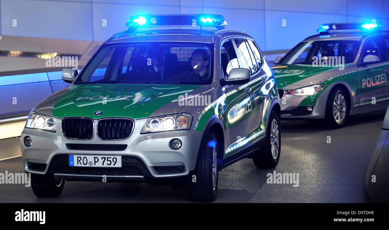 Les agents de police bavarois montent leurs nouvelles voitures de police BMW à Munich, Allemagne, 22 novembre 2012. Ministre de l'intérieur Herrmann a reçu cinq BMW 320d Touring et cinq BMW X3. Photo : Frank Leonhardt Banque D'Images