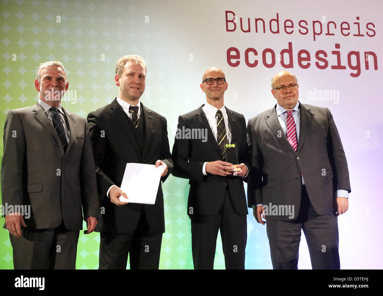 Le ministre allemand de l'environnement, de la Conservation de la nature et de la sûreté nucléaire Peter Altmaier (R) awards (Dammkoehler 2 Denis-L) et Ulrich de la société Engenhardt Kaercher pour l'aspirateur à sec T12/1 à côté du Président de l'Agence fédérale de l'environnement Jochen Flasbarth (L) à la cérémonie de remise du prix de "l'éco-conception" au ministère de l'environnement, Safet Banque D'Images