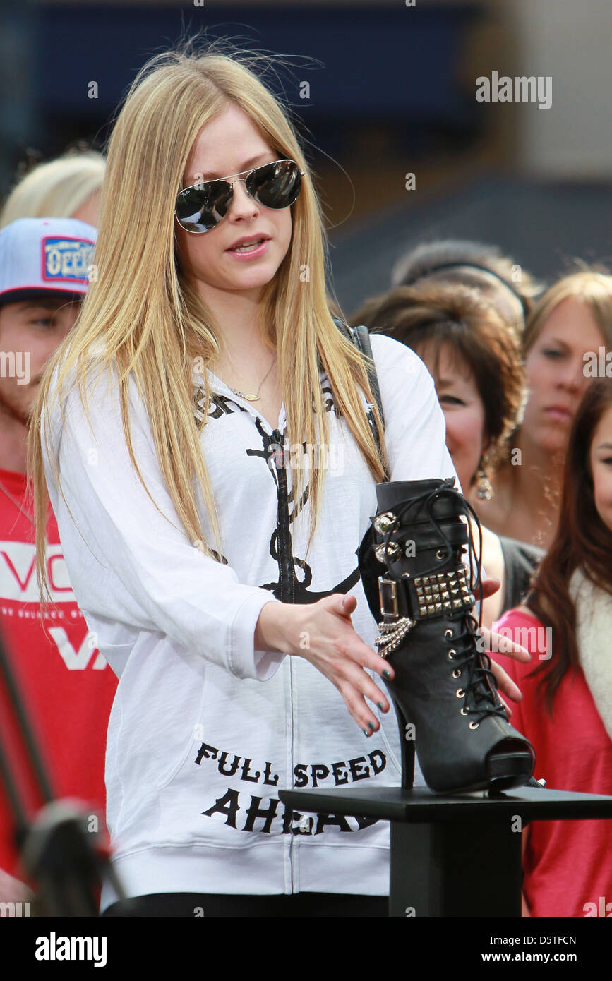 Avril Lavigne au bosquet de l'Entertainment News, programme 'Extra' Los Angeles, Californie Banque D'Images