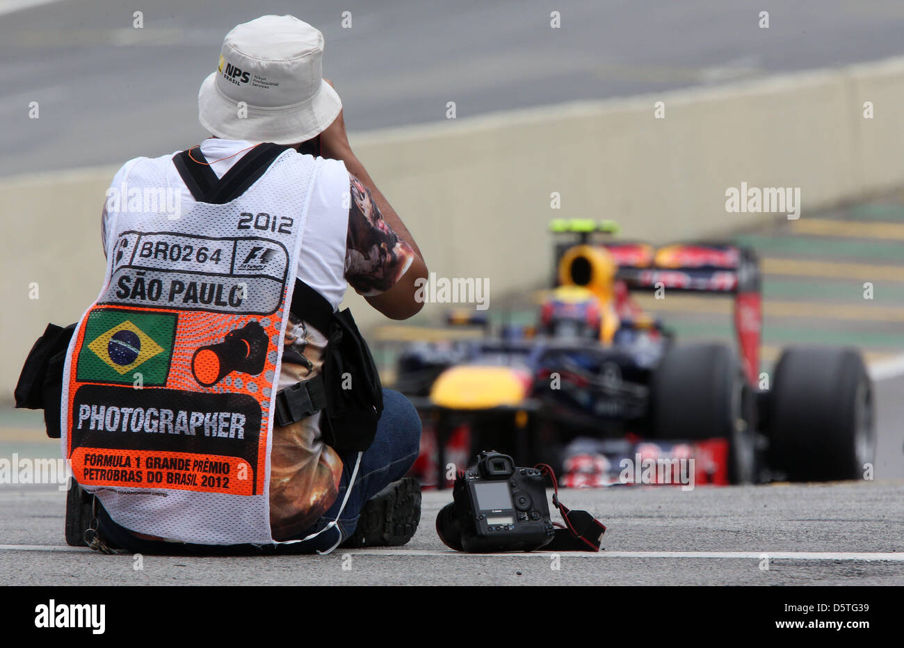 Un photographe se trouve à l'entrée de la voie des stands au cours de la troisième session d'essais à l'Autodromo Jose Carlos Pace à Sao Paulo, Brésil, 24 novembre 2012. Le Grand Prix de Formule 1 du Brésil aura lieu le 25 novembre 2012. Photo : Jens Buettner/dpa  + + +(c) afp - Bildfunk + + + Banque D'Images