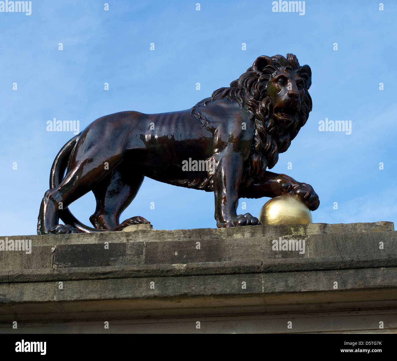 Lion à la porte de Victoria Park, Bath, Angleterre, Royaume-Uni Banque D'Images Lion à la porte de Victoria Park, Bath, Angleterre, Royaume-Uni Banque D'Images