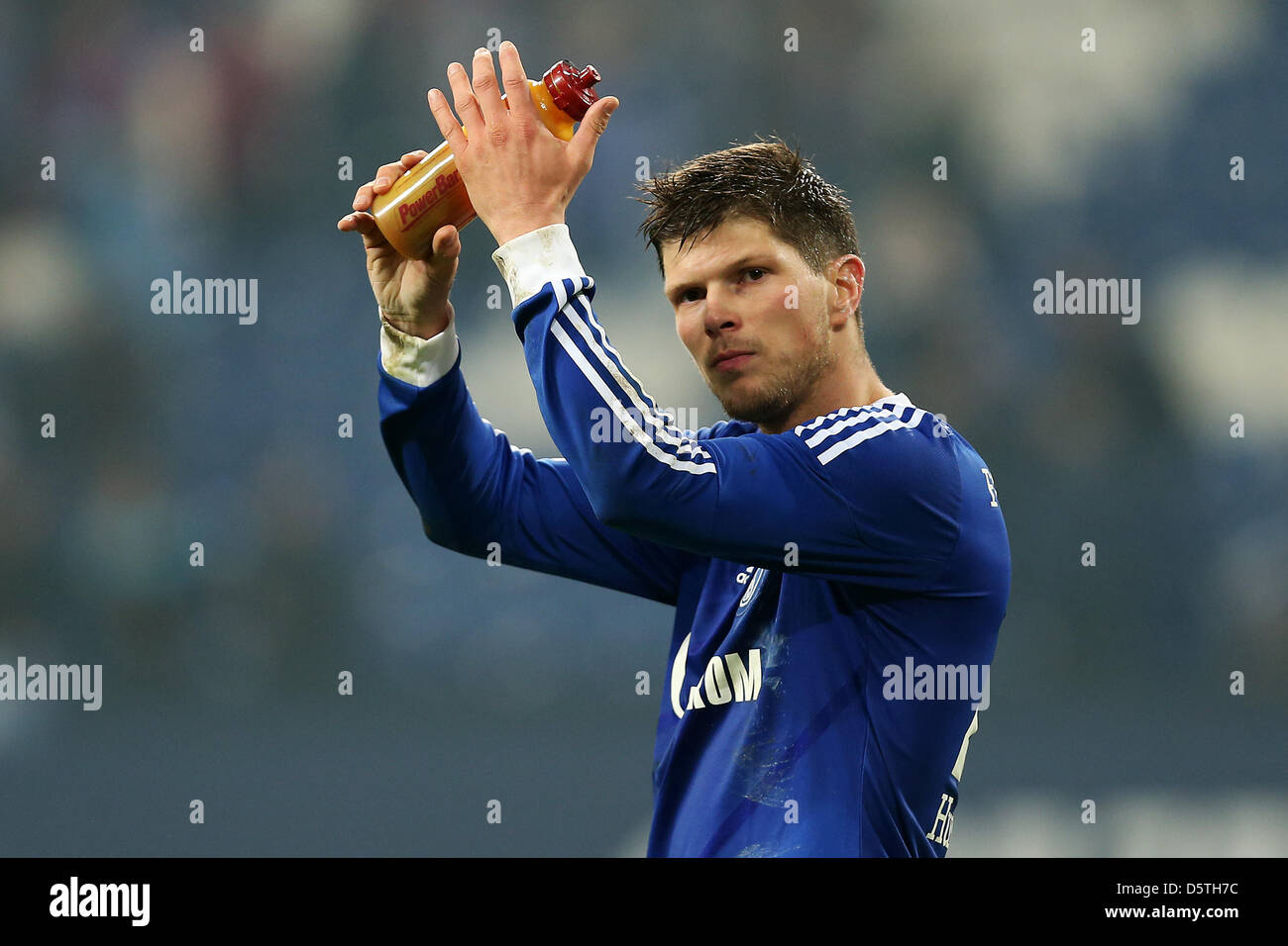 De Klaas-Jan Huntelaar Schalke applaudit les fans après le match de football Bundesliga FC Schalke 04 contre l'Eintracht Francfort à Veltins Arena à Gelsenkirchen, Allemagne, 24 novembre 2012. Le match s'est terminé 1:1. Photo : Revierfoto Banque D'Images