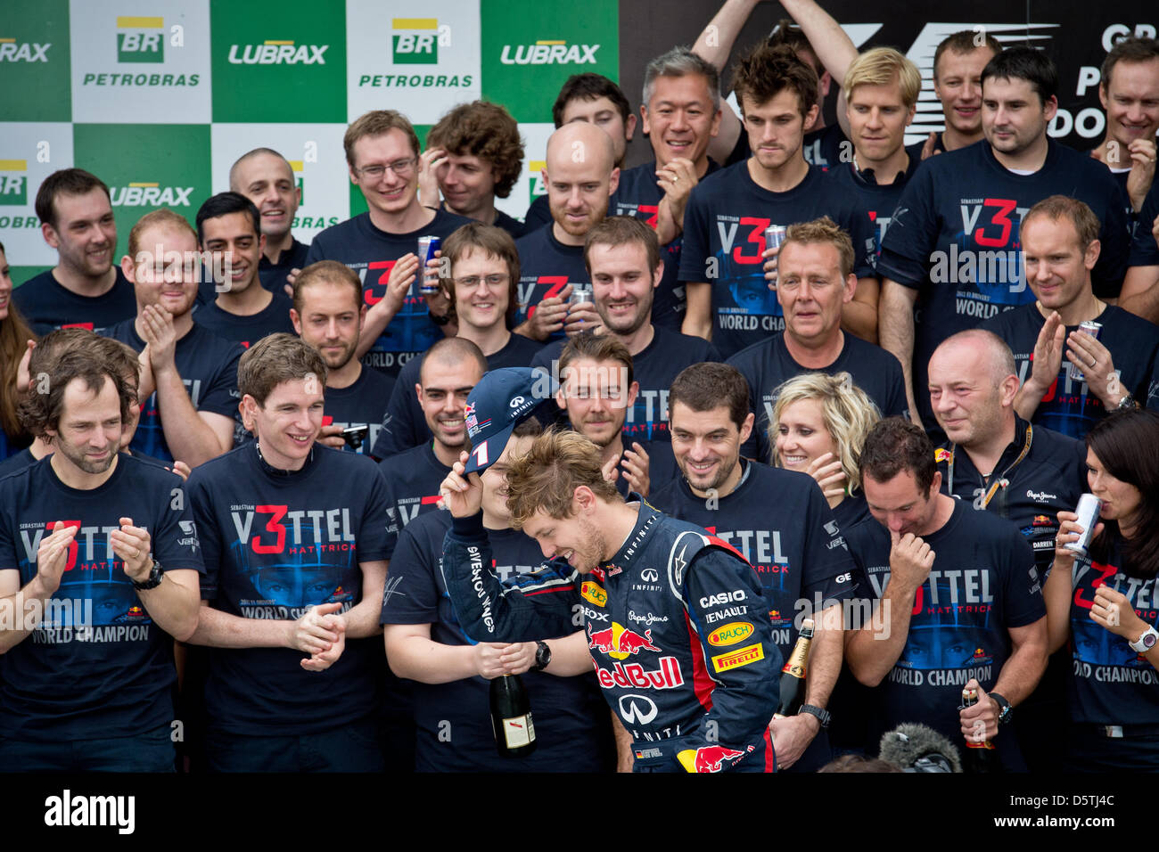 L'allemand Sebastian Vettel, pilote de Formule 1 de Red Bull lève son chapeau à l'honneur son équipe après avoir remporté son troisième championnat du monde dans une rangée à l'Autodromo Jose Carlos Pace à Sao Paulo, Brésil, 25 novembre 2012. Le Grand Prix de Formule 1 du Brésil a été la dernière course 2012. Photo : David Ebener/dpa  + + +(c) afp - Bildfunk + + + Banque D'Images