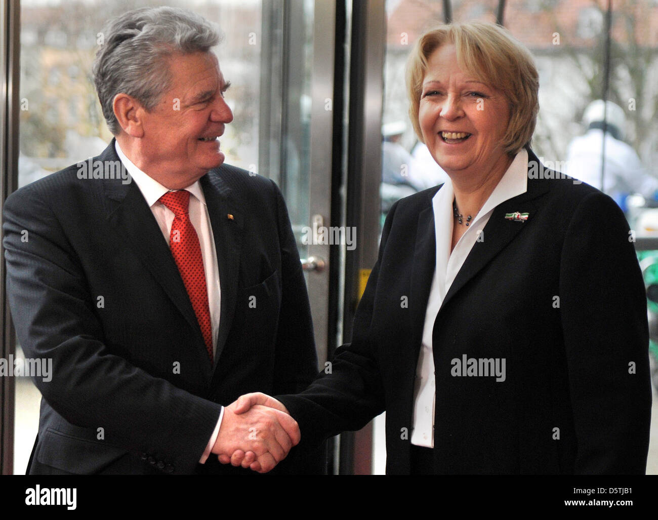 Président de l'Allemagne Joachim Gauck (L) des entretiens avec le premier ministre Hannelore Kraft à Duesseldorf, Allemagne, 26 novembre 2012. Gauck est sur sa visite inaugurale de la Rhénanie du Nord. Photo : Federico Gambarini Banque D'Images