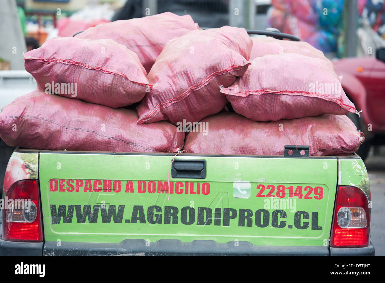 Sacs de produire sur un camion à Lo Valledor central wholesale marché de fruits et légumes à Santiago, Chili Banque D'Images