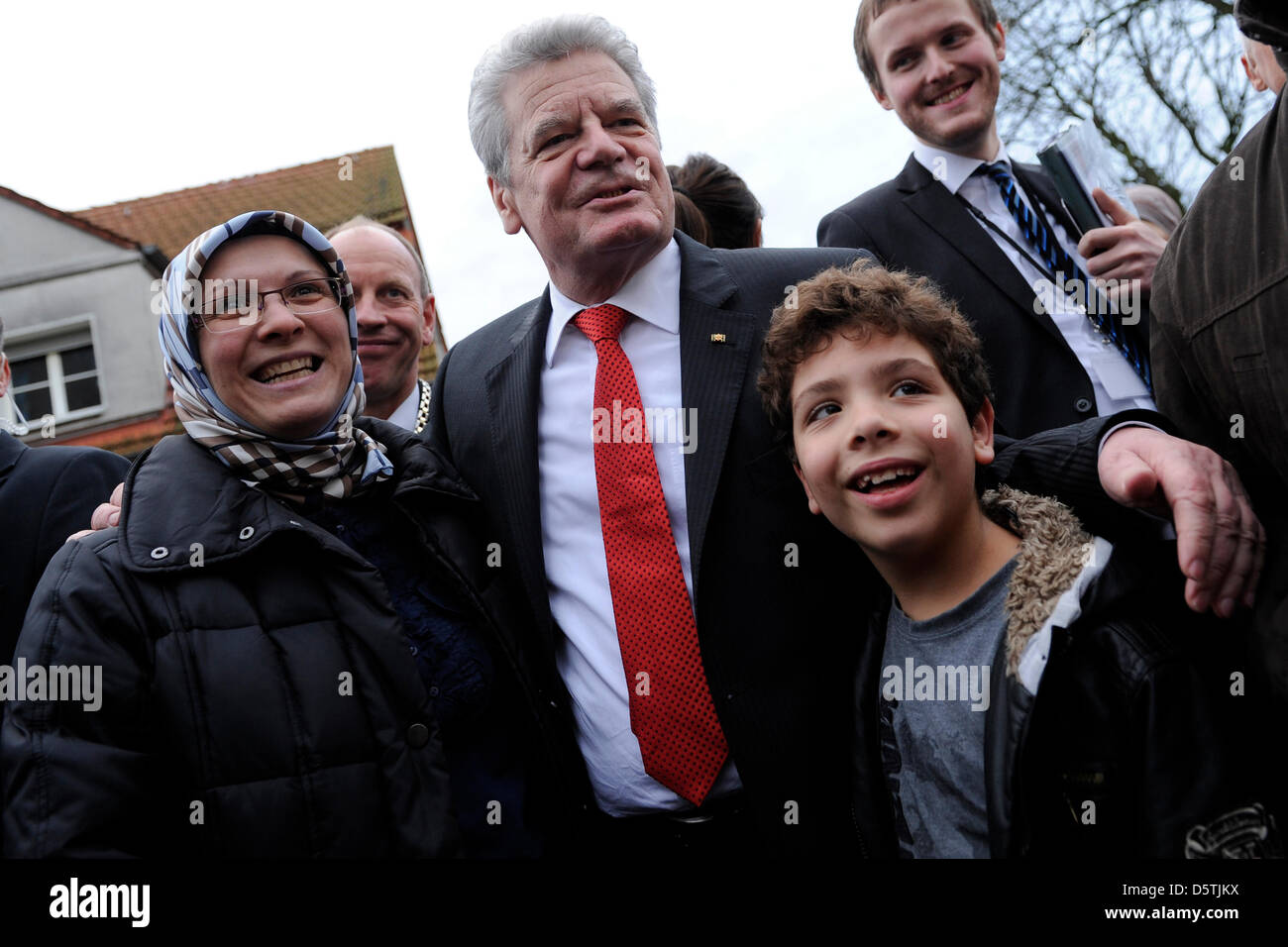 Le président fédéral allemand Joachim Gauck (c) parle aux passants au cours de sa première visite à l'état de Rhénanie du Nord-Westphalie à Bottrop, Allemagne, 26 novembre 2012. Photo : Marius Becker Banque D'Images