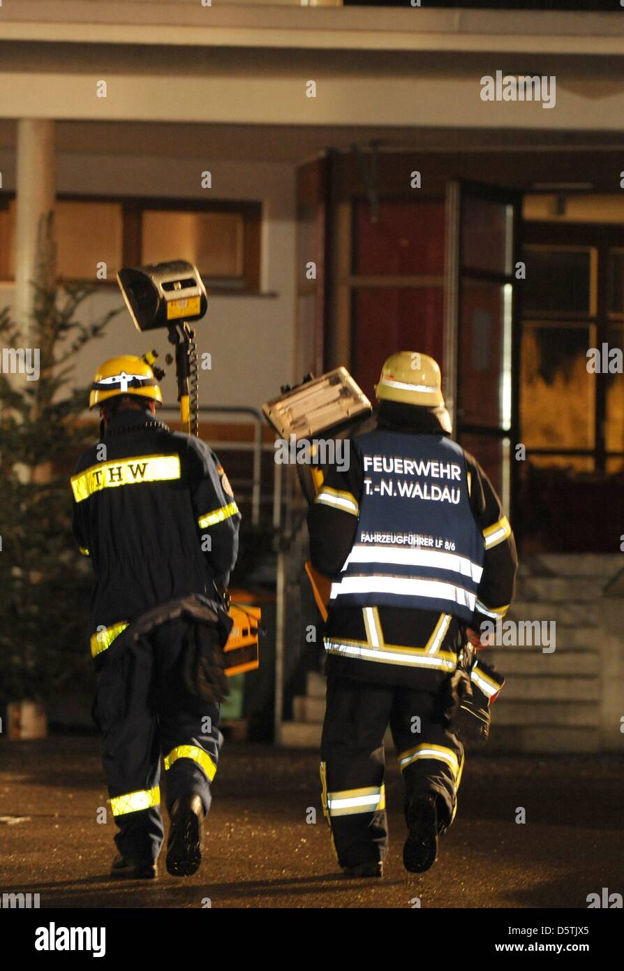 Les pompiers et les aides techniques travaillent à un atelier protégé qui a été le lieu d'un incendie majeur à Titisee-Neustadt, Allemagne, 26 novembre 2012. Pour des raisons de clarté, un incendie s'était déclaré dans l'atelier où 120 personnes handicapées travaillent. 14 personnes sont mortes dans l'incendie. Photo : PATRICK SEEGER Banque D'Images