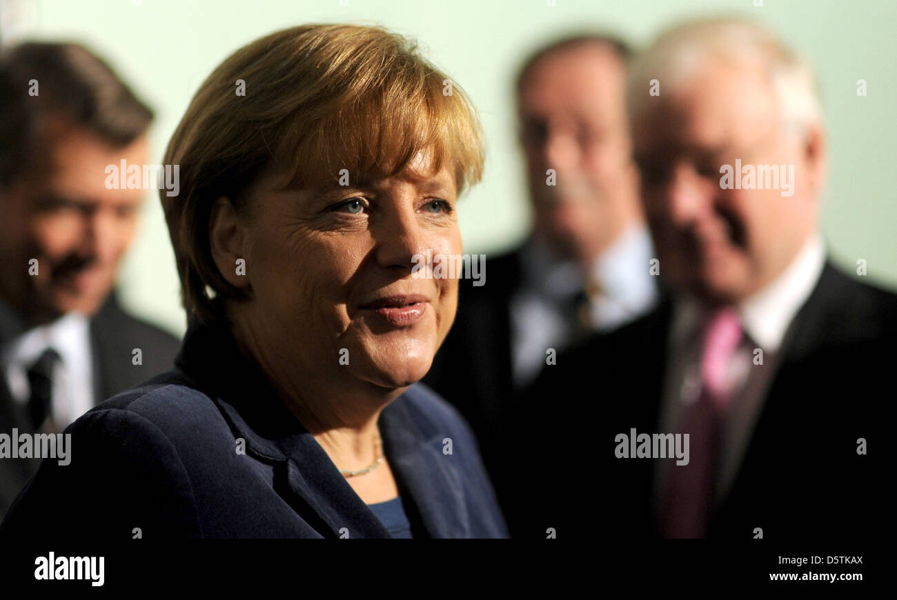 La chancelière allemande Angela Merkel se rend à la Hannover Medical School à Hanovre, Allemagne, 27 novembre 2012. Merkel pris sur la recherche actuelle à l'Hannover Medical School. Photo : JULIAN STRATENSCHULTE Banque D'Images