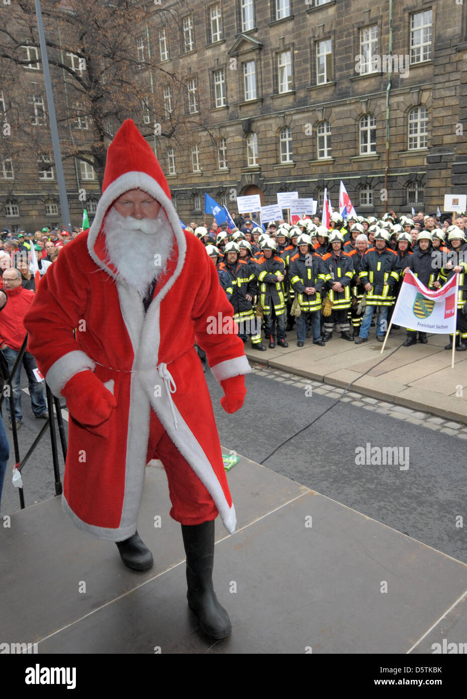 Les policiers, les pompiers et les employés du secteur public demonstarte contre les plans d'austérité du gouvernement de l'état à Dresde, Allemagne, 27 novembre 2012. Photo : MATTHIAS HIEKEL Banque D'Images