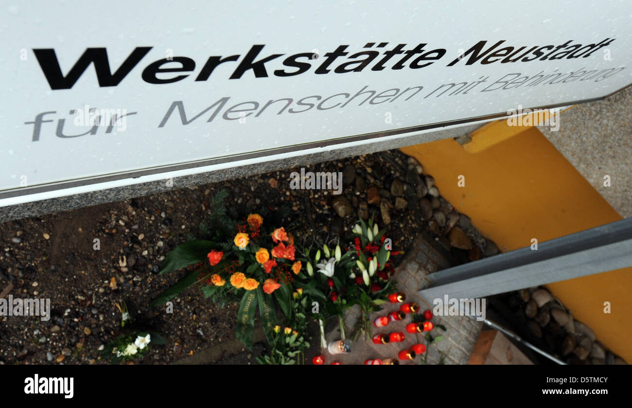 Brûler des bougies et des fleurs s'asseoir en face de l'atelier pour personnes handicapées à Titisee-Neustadt, Allemagne, 28 novembre 2012. 14 personnes ont été tuées le 26 novembre lorsqu'un incendie s'est propagé par le biais d'un atelier pour les personnes handicapées. Photo : PATRICK SEEGER Banque D'Images