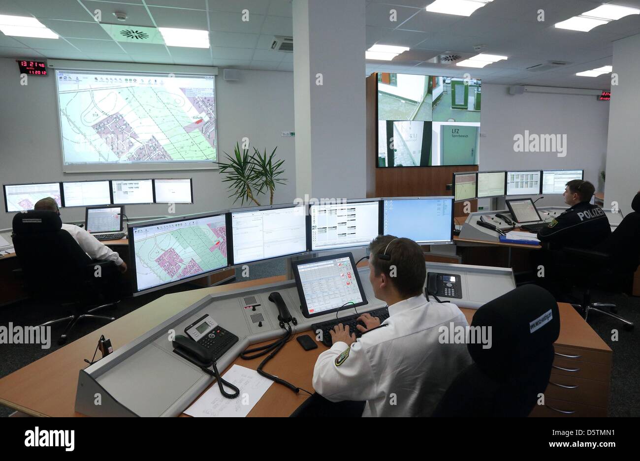 Les agents de police travaillent dans le nouveau centre d'opérations de police (LLZOA) Service de police de Saxe-Anhalt au nord à Magdeburg, Allemagne, 28 novembre 2012. Le centre des opérations a été inaugurée le même jour. Le centre de coût 5,3 millions d'euros pour construire et est censé coordonner plus efficacement les appels d'urgence de Magdebrg et six autres districts administratifs avec un total de 1,16 milli Banque D'Images