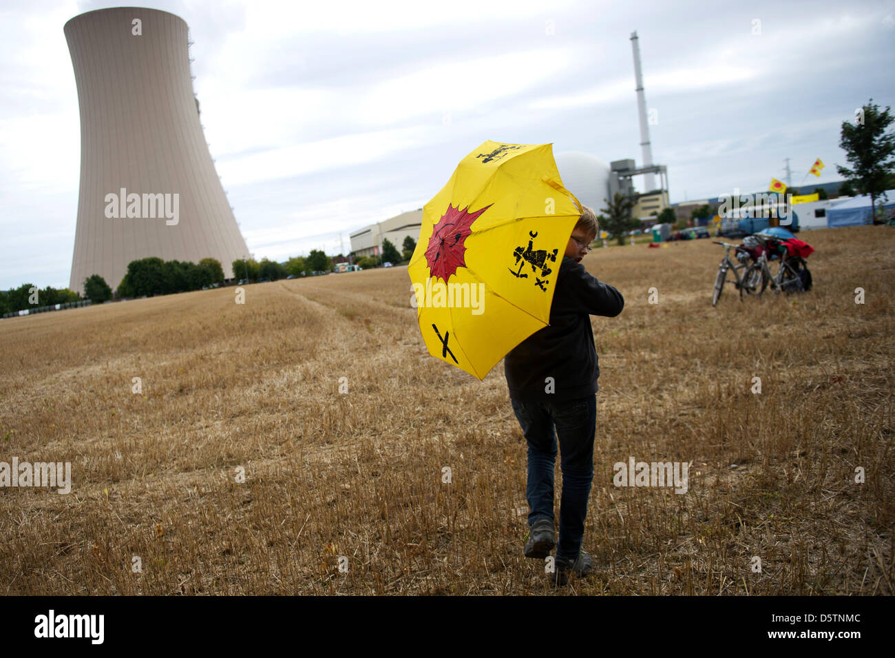 Les militants anti-nucléaire manifestation devant la centrale nucléaire Grohnde, Allemagne, 23 septembre 2012. Les membres du mouvement anti-nucléaire contrAtom ont appelé à une manifestation contre le transport de MOKS éléments à travers les ports allemands. Les éléments combustibles sont en ce moment sur leur chemin sur la rivière Weser de Sellafield britannique à Nordenham. Photo : Emily Wabitsch Banque D'Images