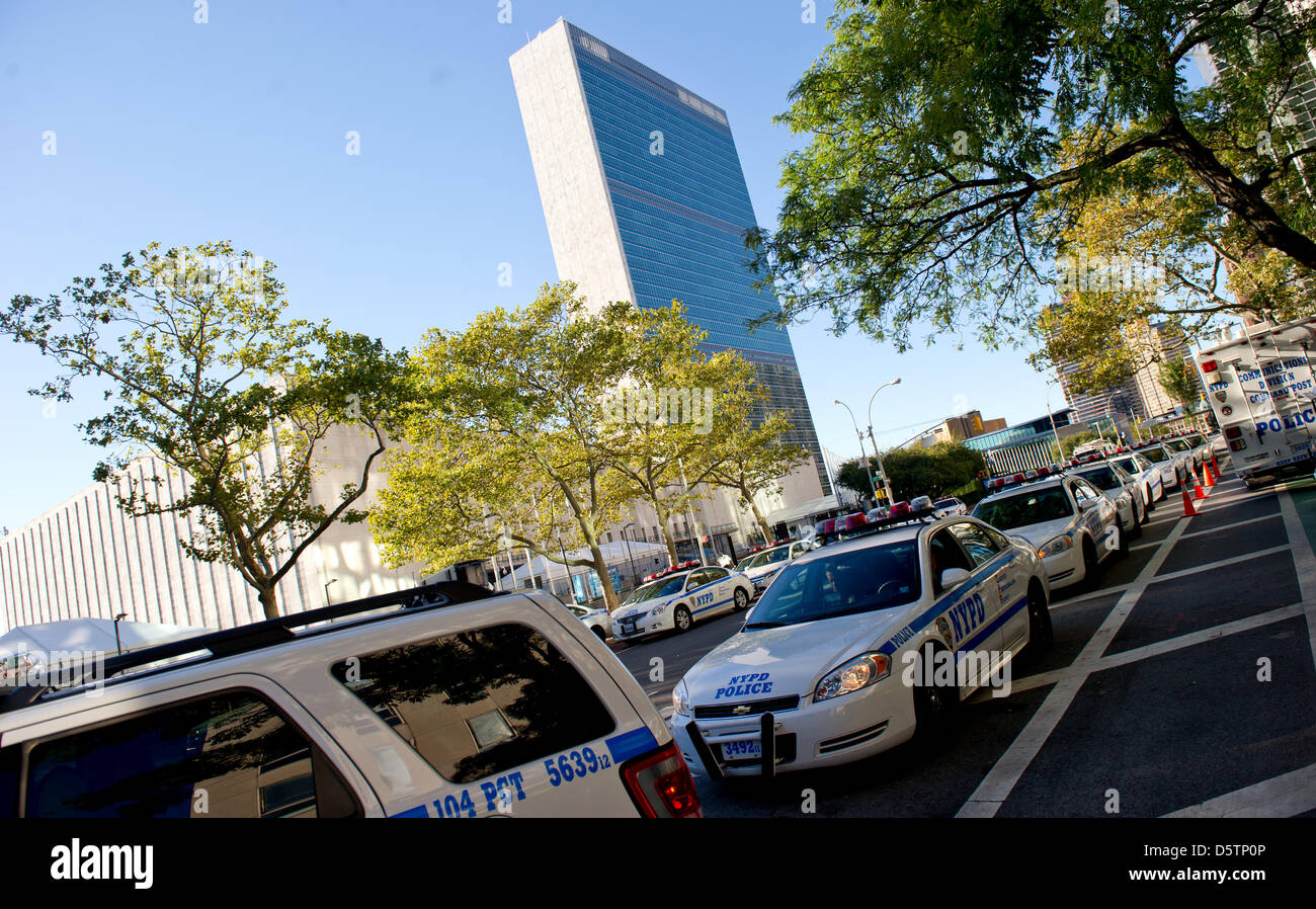 Les voitures de police sont devant le siège des Nations Unies à New York, États-Unis, 23 septembre 2012. Le ministre des Affaires étrangères allemand Westerwelle visites New York du 21 au 28 septembre 2012 à assiste à l'Organisation des Nations Unies' 67e Assemblée générale. Photo : Sven Hoppe Banque D'Images