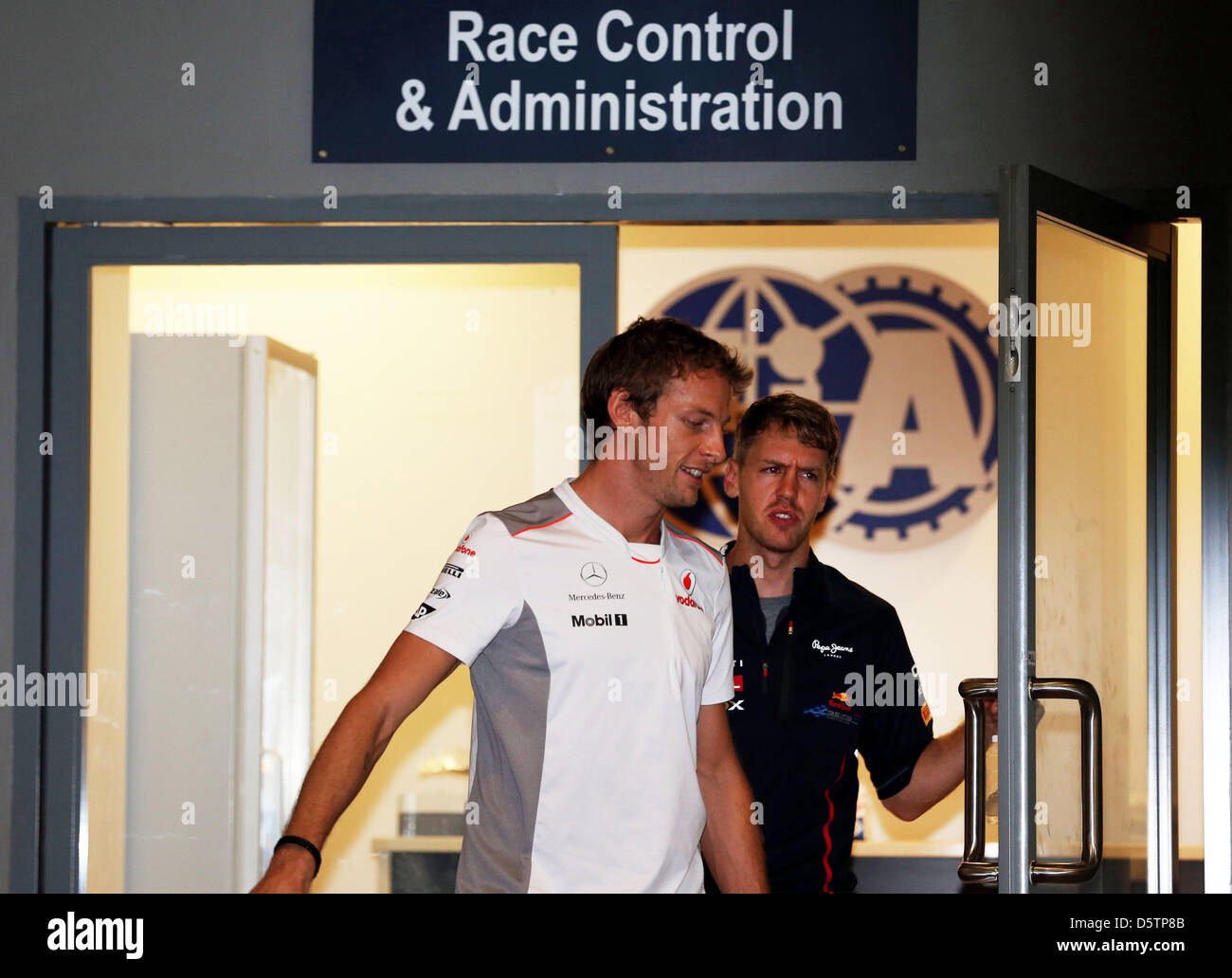 L'allemand Sebastian Vettel, pilote de Formule 1 (R) de Red Bull et de la pilote de Formule 1 Jenson Button (McLaren Mercedes L) de quitter le bureau de la Commissaires après le Grand Prix de Formule 1 de Singapour à l'Marina-Bay Street-Circuit-piste de course, à Singapour, le 23 septembre 2012. Photo : Jens Buettner dpa  + + +(c) afp - Bildfunk + + + Banque D'Images