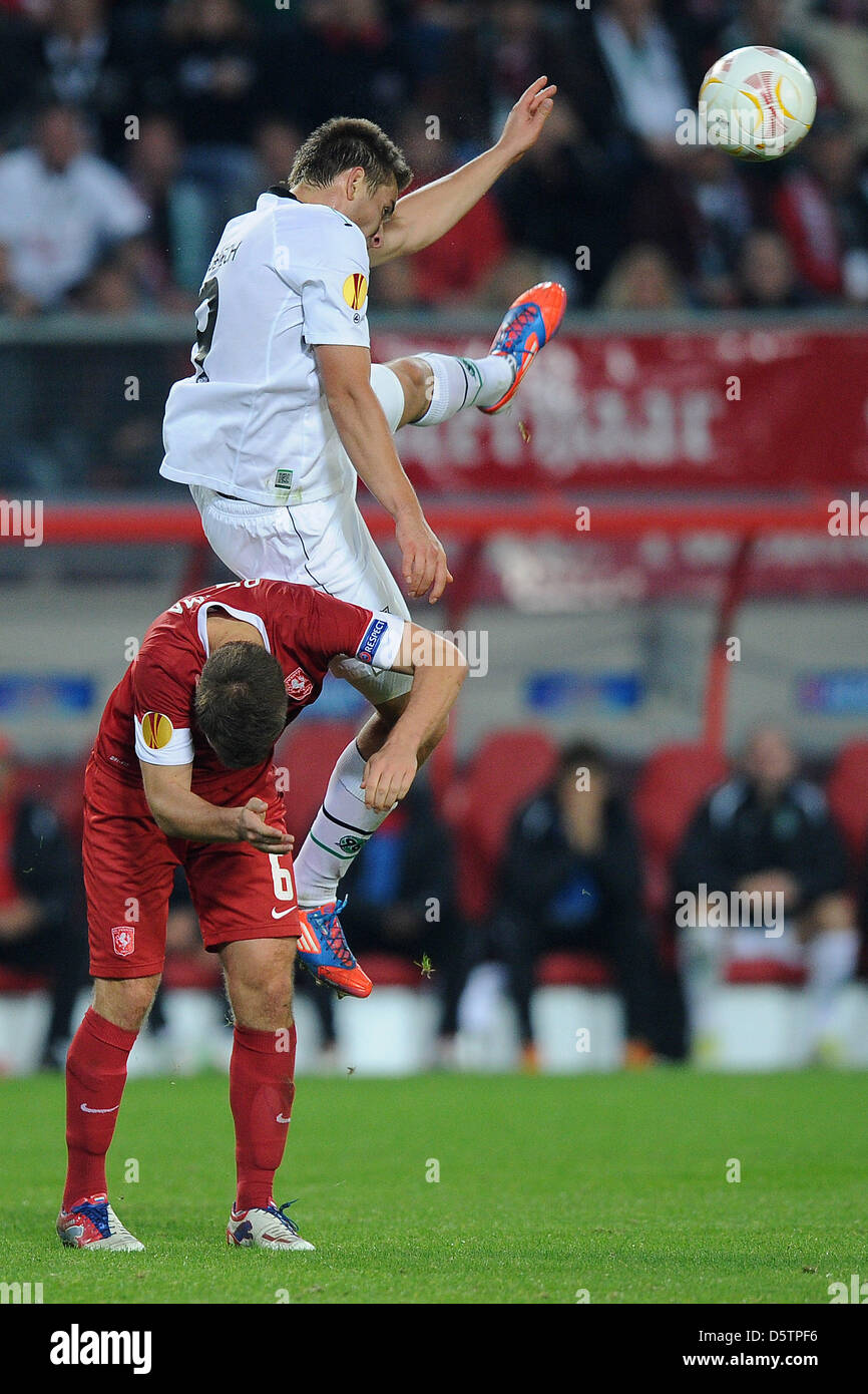 Wout Brama d'Enschede (avant) et Artur Sobiech de Hanovre (retour) vie de la balle lors de l'Europa League match Twente Enschede contre Hanovre 96 De Grolsch Veste stadium à Enschede, Pays-Bas, 20 septembre 2012. Photo : Revierfoto Banque D'Images