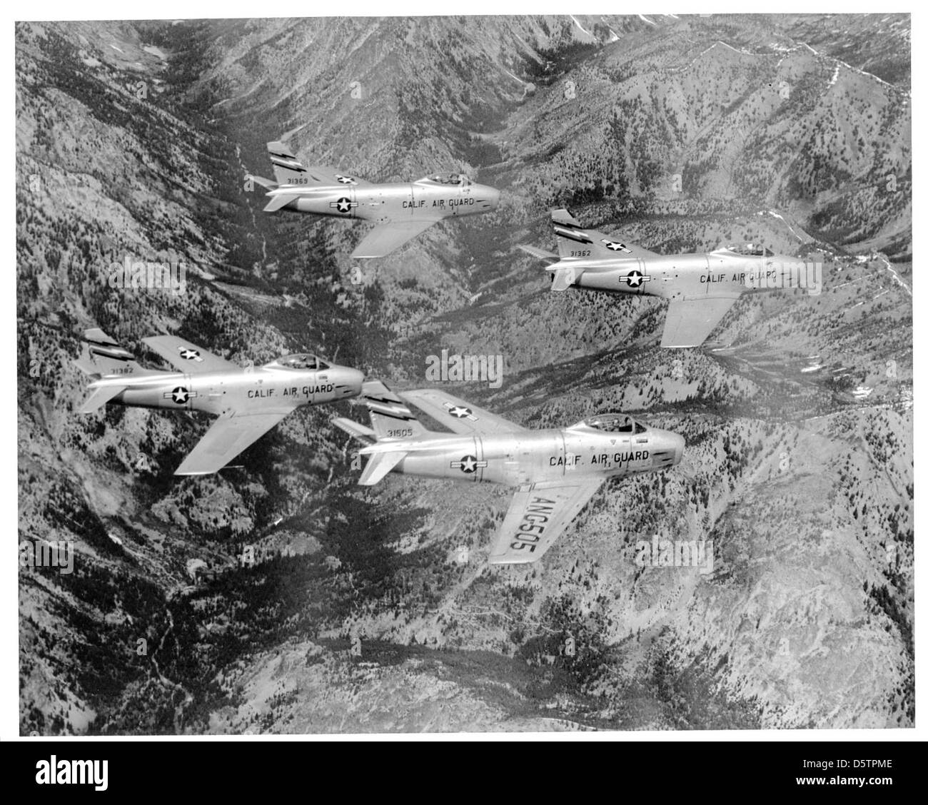 North American F-86H-10-NH Sabres du 195th Fighter Interceptor Squadron, California Air National Guard, basé à Van Nuys. Ces chasseurs à ailes en flèche ont été utilisés pendant la Guerre froide pour la défense aérienne et les missions d'intercepteur, contribuant à la défense de l'espace aérien américain. Banque D'Images