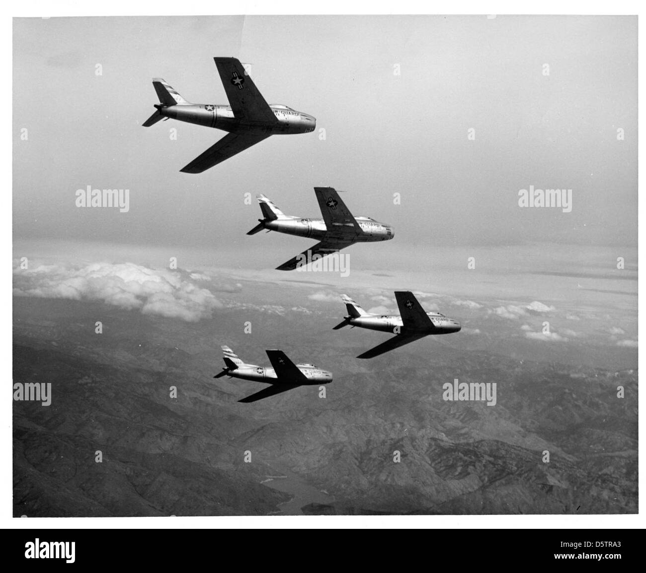 Le North American F-86H 'Sabre' était un chasseur à ailes en flèche utilisé par la Garde nationale aérienne américaine (CALI-ANG) dans les années 1950 et 1960 Le F-86H était une version améliorée du F-86, avec des améliorations dans l'avionique et les performances. Cet exemple provient du 195th Fighter Squadron basé à Van Nuys, en Californie. Banque D'Images