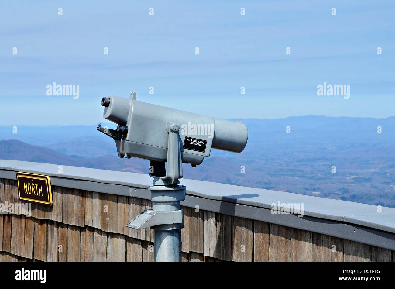 Un télescope sur la tour d'observation avec vue sur montagnes et vallée. Banque D'Images