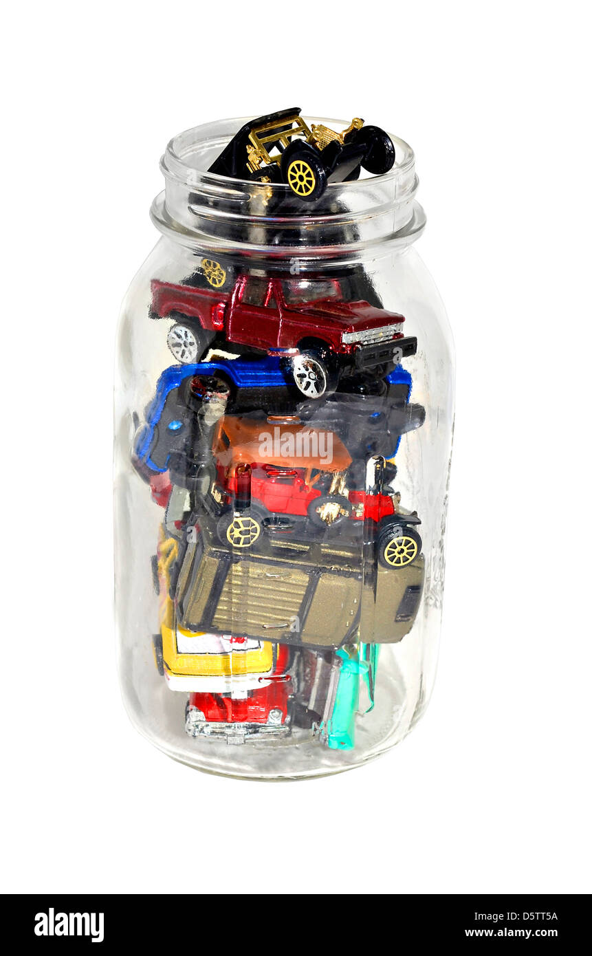 Une collection de vieux et nouveau style automobiles dans un bocal de verre. Banque D'Images