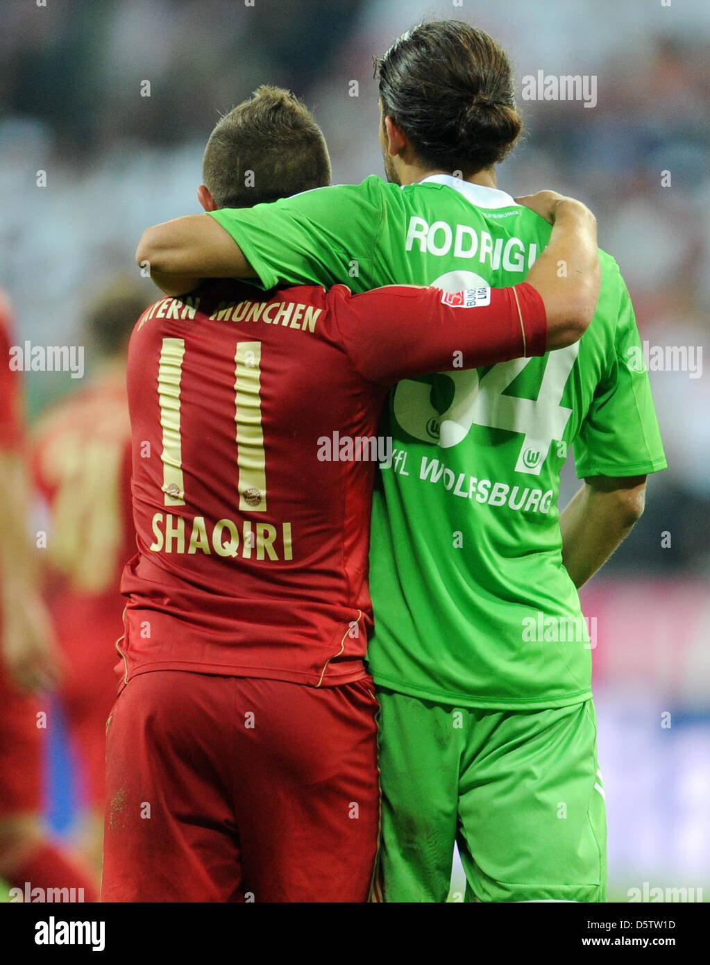 Fußball Bundesliga 5. Spieltag : FC Bayern München - VfL Wolfsburg am  25.09.2012 in der Allianz Arena de Munich (Bavière). Der Bayern-Spieler  Xherdan Shaqiri (l) und der Wolfsburger Ricardo Rodríguez umarmen sich