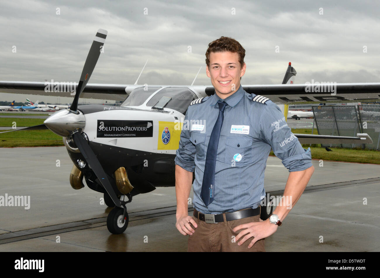 Carlo Schmid pilote pose devant son Cessna 210 à l'aéroport de Hambourg, Allemagne, 26 septembre 2012. Le pilote Suisse de 22 ans est en train de mettre un record du monde Guiness Book comme le plus jeune pilote à voler autour du monde. Il s'est arrêté à Hambourg le mercredi peu avant d'atteindre son objectif. Il est la collecte des dons pour la campagne de l'UNICEF - 2012 RTW 'le tour du monde pour enfants. Banque D'Images