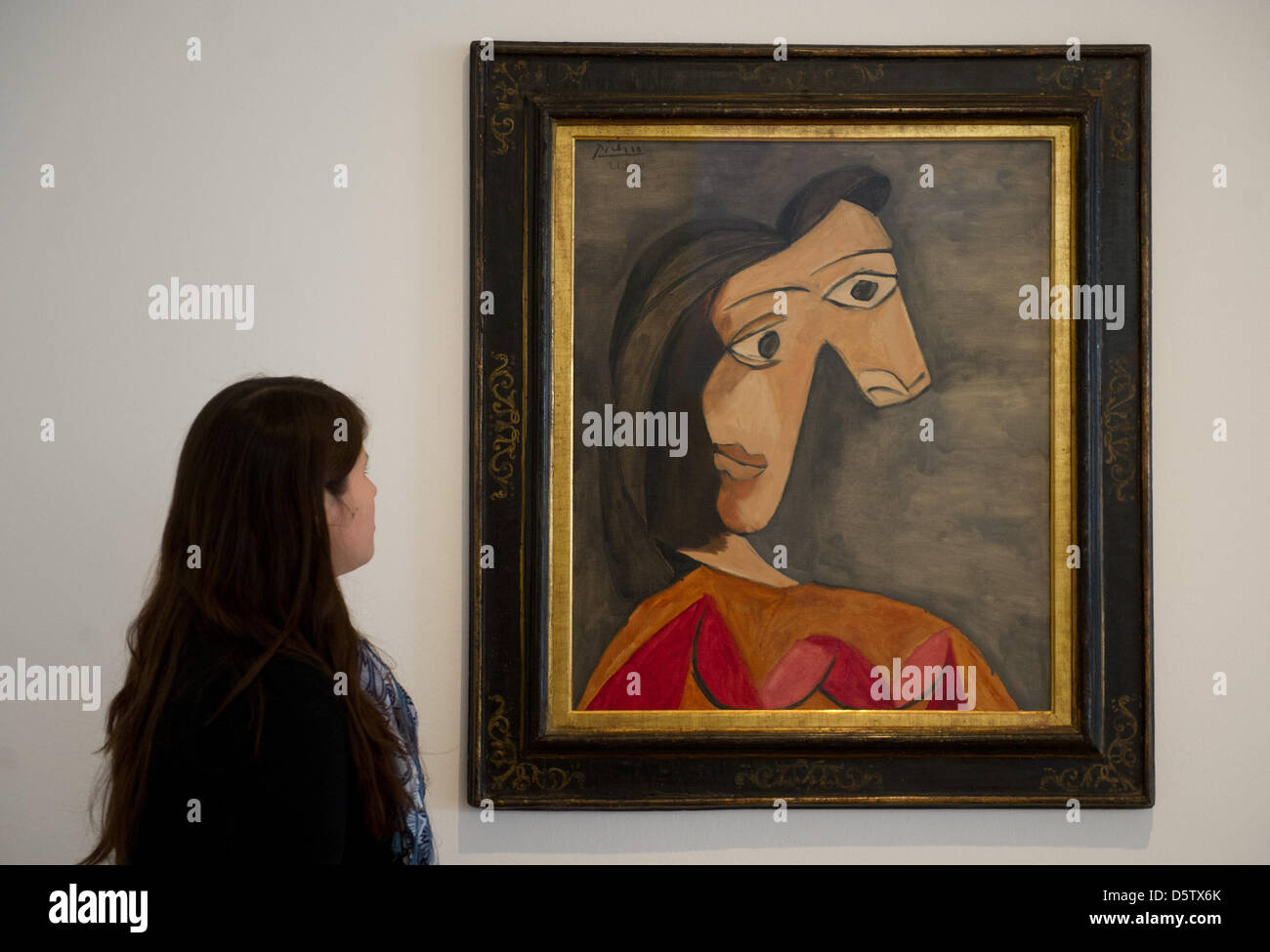 Une femme voit la peinture à l'Huile "Le corsage orange - Dora Maar' (1940) de Pablo Picasso à l'art show 'Van kop tot been' au Kunsthalle Wuerth à Schwaebisch Hall, Allemagne, le 27 septembre 2012. Photo : MARIJAN MURAT Banque D'Images