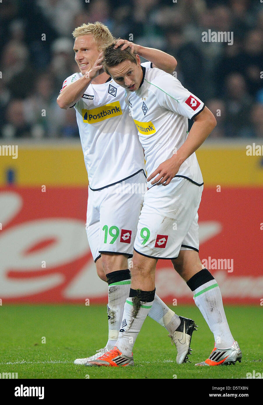 Mike Hanke de Moenchengladbach (L) consoles coéquipier Luuk de Jong après l'échec d'une tentative de but durant le match de Bundesliga Borussia Moenchengladbach contre Hambourg SV au Borussia Moenchengladbach dans parc, Allemagne, 26 septembre 2012. Photo : Jonas Guettler Banque D'Images