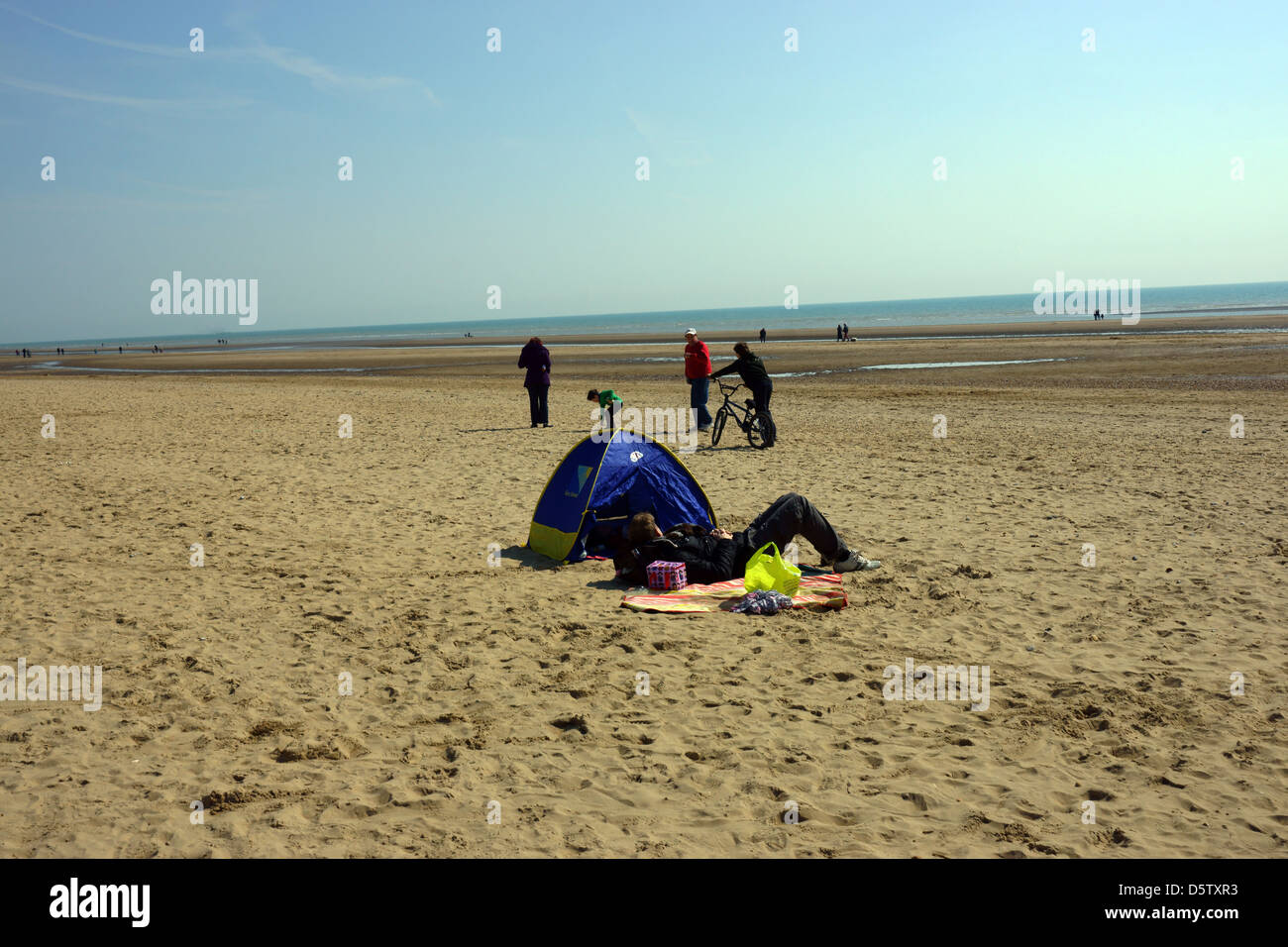 Camber Sands ocean sky tente BMX nuages clair Banque D'Images