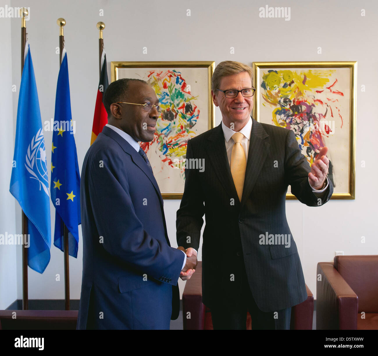 Le ministre des Affaires étrangères allemand Guido Westerwelle (R) rencontre un collègue ministériel de Kongo Raymond Tshibanda N'tunga Mulongo à New York, USA, 27 septembre 2012. Westerwelle est sur une visite à New York pour assister à la 67e Assemblée Générale des Nations Unies tenue entre le 21 au 28 septembre 2012. Photo : Sven Hoppe Banque D'Images