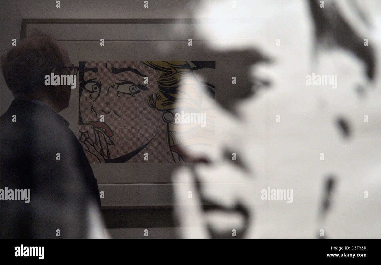 L'impression offset 'Crying Girl' par Andy Warhol est reflétée dans un autoportrait de Warhol au Museum der bildenden Kuenste à Leipzig, Allemagne, 28 septembre 2012. La nouvelle exposition "Vivre avec Pop !' présente 116 œuvres graphiques de différents artistes pop art des années 60 et 70 du 30 septembre. Photo : HENDRIK SCHMIDT Banque D'Images