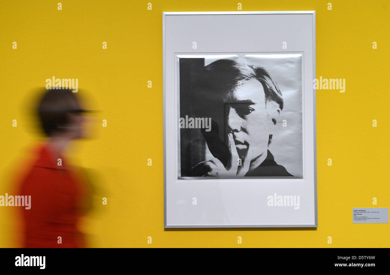 Une femme passe devant un autoportrait d'Andy Warhol au Museum der bildenden Kuenste à Leipzig, Allemagne, 28 septembre 2012. La nouvelle exposition "Vivre avec Pop !' présente 116 œuvres graphiques de différents artistes pop art des années 60 et 70 du 30 septembre. Photo : HENDRIK SCHMIDT Banque D'Images