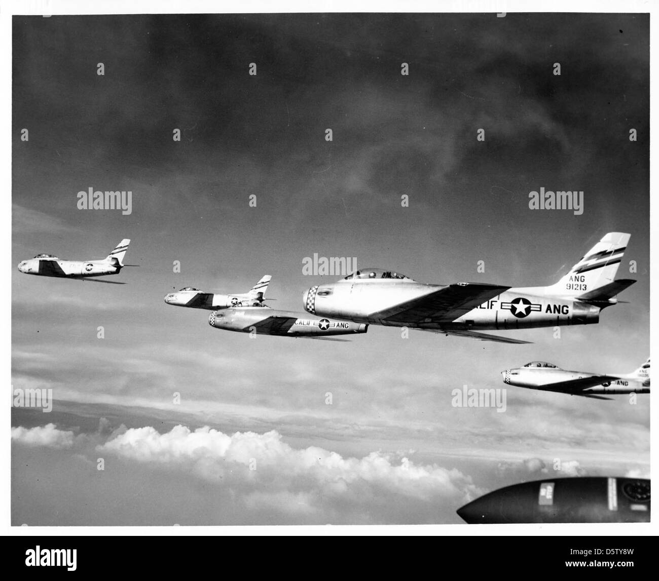 North American F-86A-5-NA Sabres du 195th Fighter Interceptor Squadron, California Air National Guard (Van Nuys), dans les années 1950 Le F-86 Sabre fut l'un des premiers chasseurs à réaction les plus importants, en particulier pendant la guerre de Corée. Banque D'Images